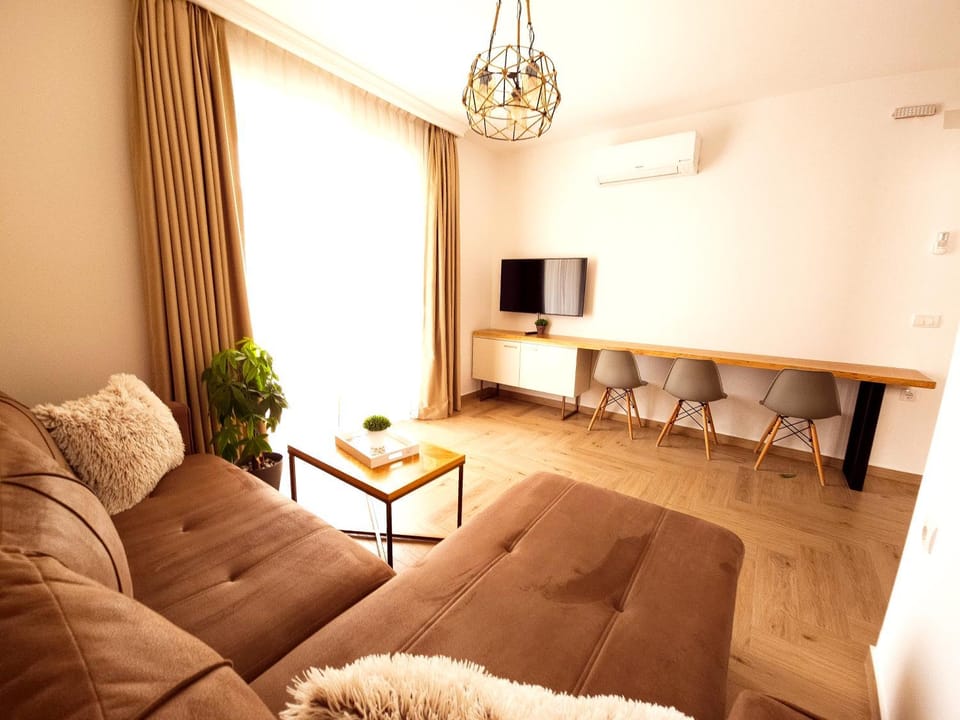 TV and multimedia, Living room, Seating area, Dining area, air conditioner