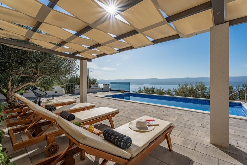 Property building, Balcony/Terrace, Seating area, Sea view, Swimming pool