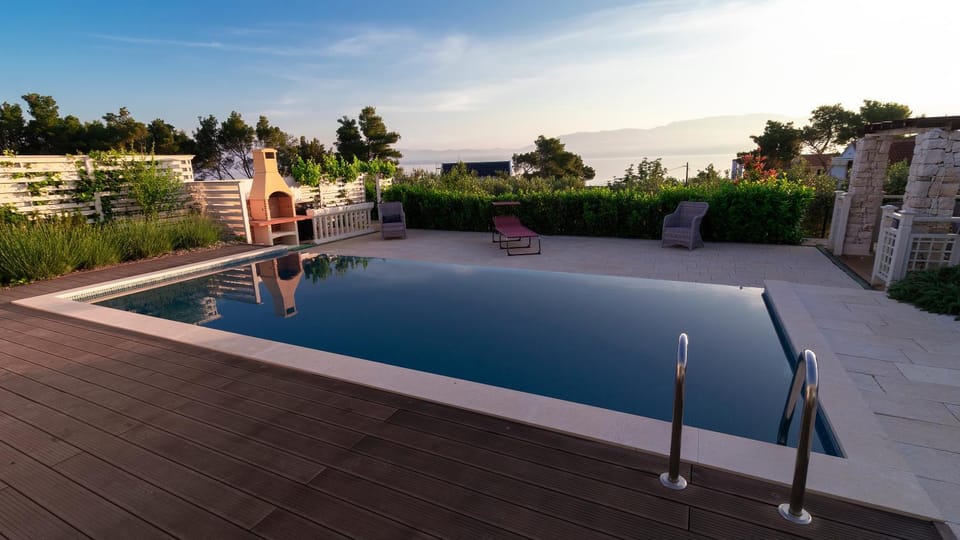 Day, Natural landscape, Pool view, Swimming pool, sunbed