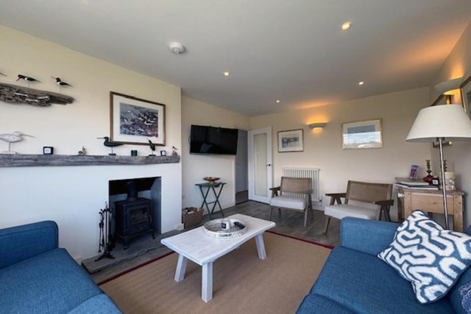 PEDWAR GWYNT-4 BED-SEA FRONT BUNGALOW-RAVENSPOINT ROAD House in Trearddur Bay
