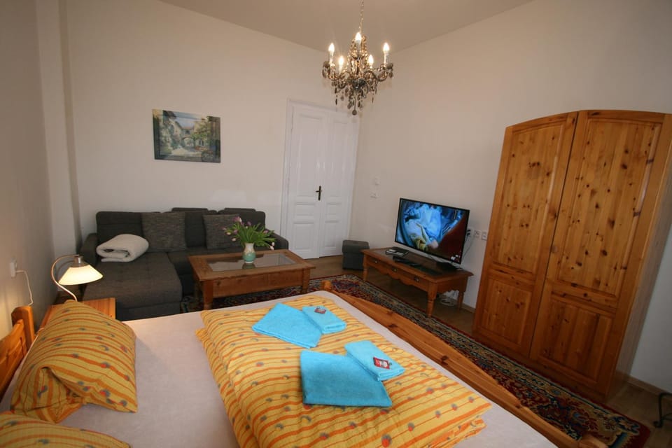 TV and multimedia, Seating area, Bedroom