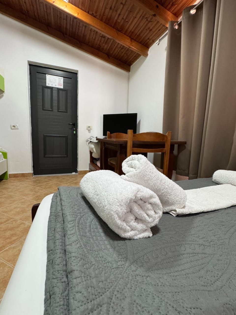 Bed, TV and multimedia, Photo of the whole room, Bedroom, towels