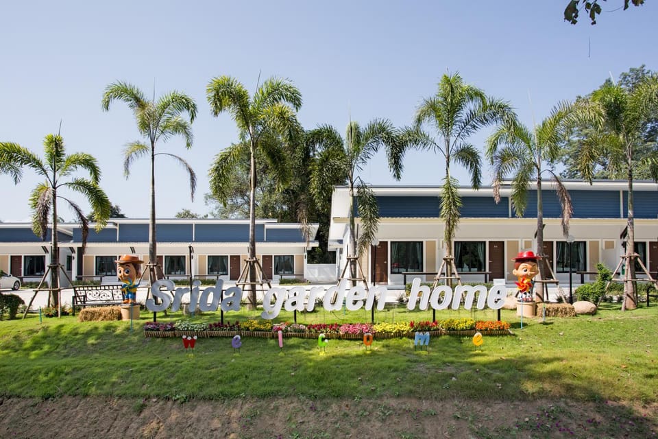 Property building, Facade/entrance, Garden, Breakfast