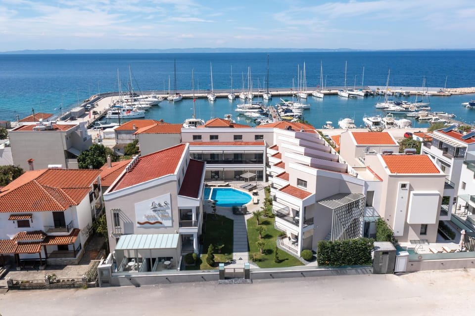 Property building, Day, Neighbourhood, Pool view, Swimming pool, Location, Parking