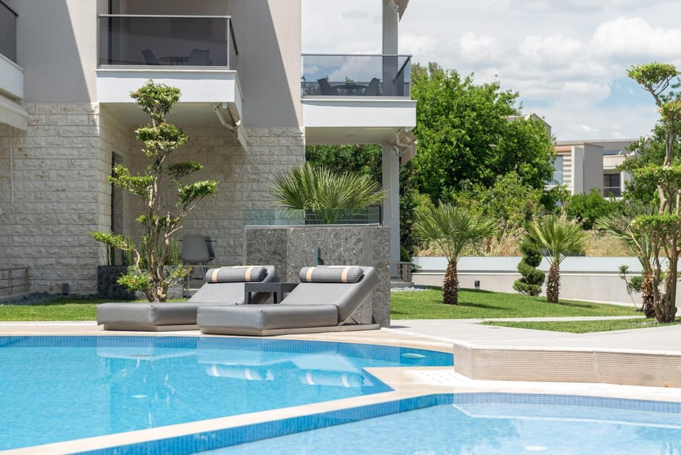 Balcony/Terrace, Swimming pool, sunbed