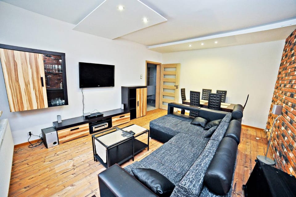 TV and multimedia, Living room, Seating area, Dining area