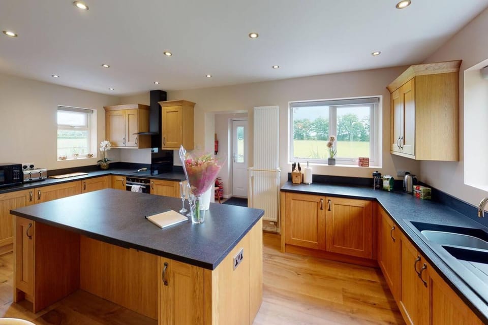 Woodlands Cottage - Rural Retreat - Near York House in Selby