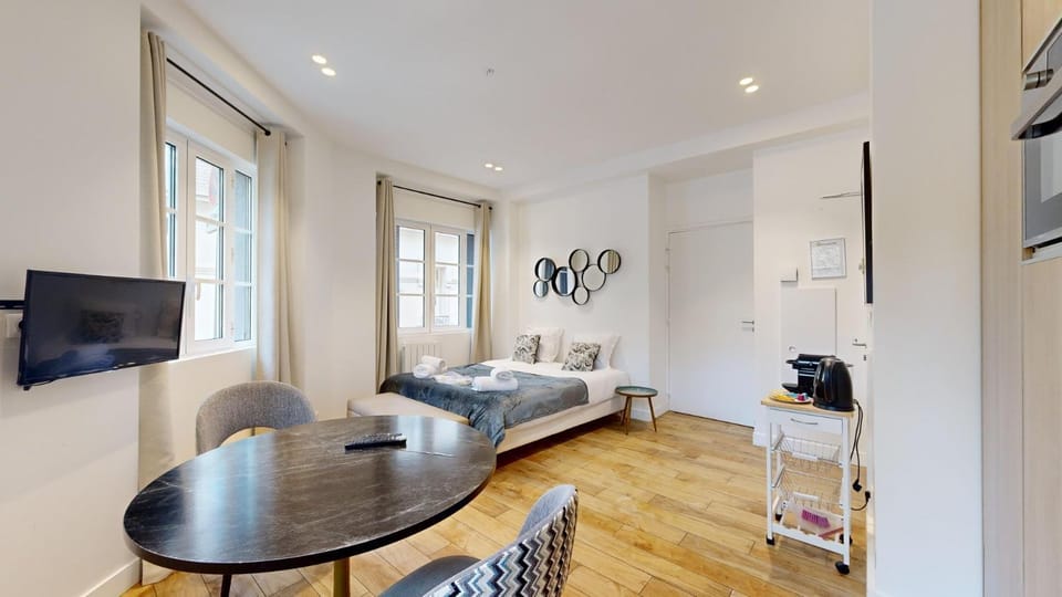 Bed, TV and multimedia, Kitchen or kitchenette, Living room, Bedroom