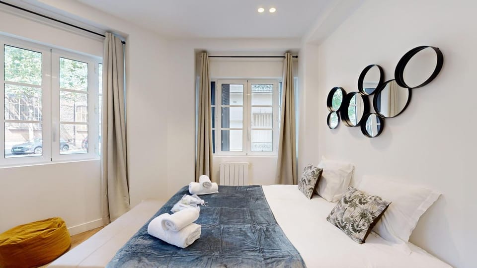 Bed, Living room, Bedroom, towels