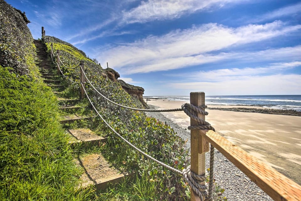 Oceanfront Cottage w/Deck & Secluded Beach Access! House in Oregon