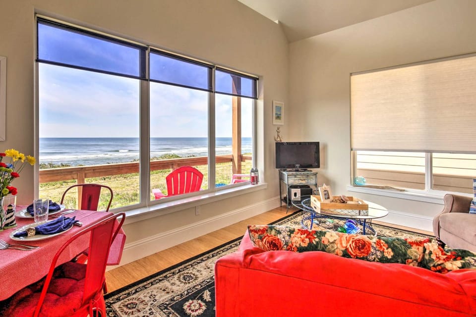 Oceanfront Cottage w/Deck & Secluded Beach Access! House in Oregon