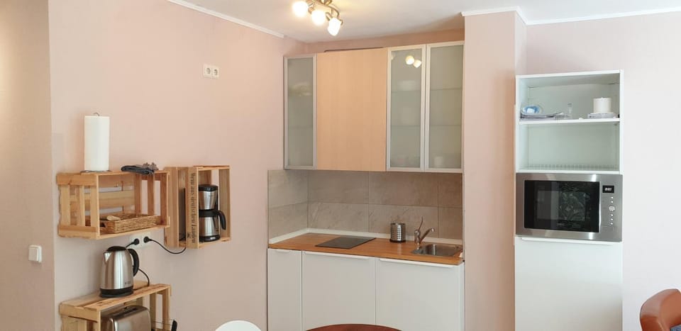 Coffee/tea facilities, Kitchen or kitchenette, Seating area, Dining area, Food, Meals, Breakfast, Lunch, Dinner, Drinks, Alcoholic drinks, Non alcoholic drinks