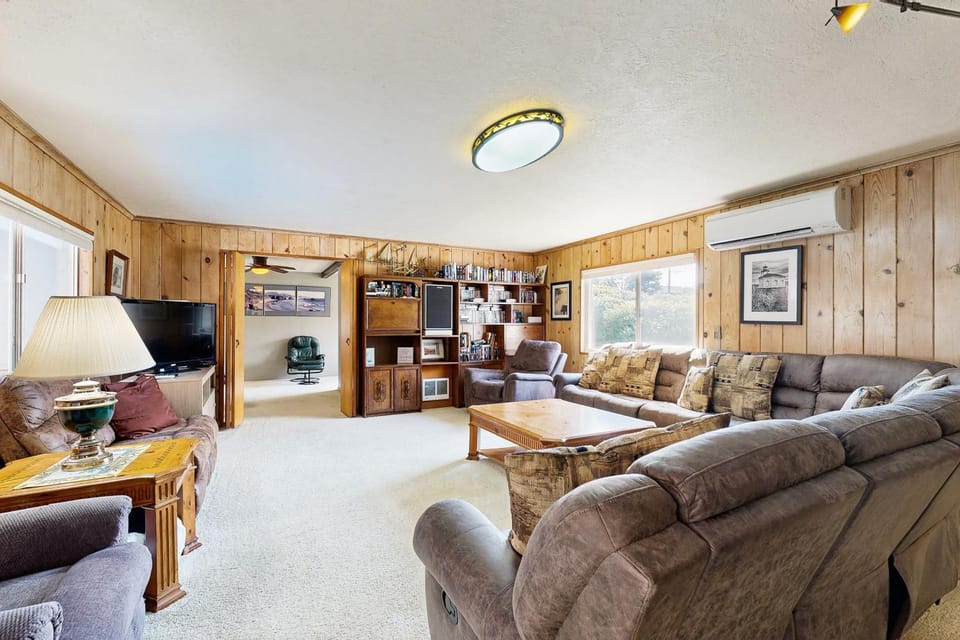 Crescent Lake Lookout House in Rockaway Beach