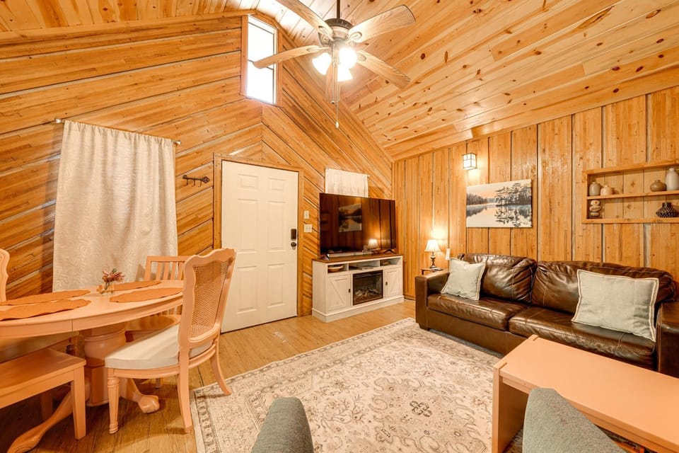 Rustic Cabin w/ Hot Tub Near Broken Bow Lake! Cabin in Oklahoma