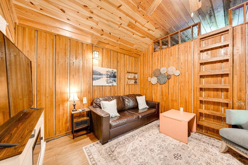 Rustic Cabin w/ Hot Tub Near Broken Bow Lake! Cabin in Oklahoma