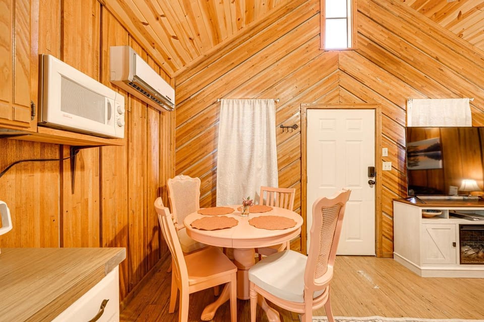 Rustic Cabin w/ Hot Tub Near Broken Bow Lake! Cabin in Oklahoma