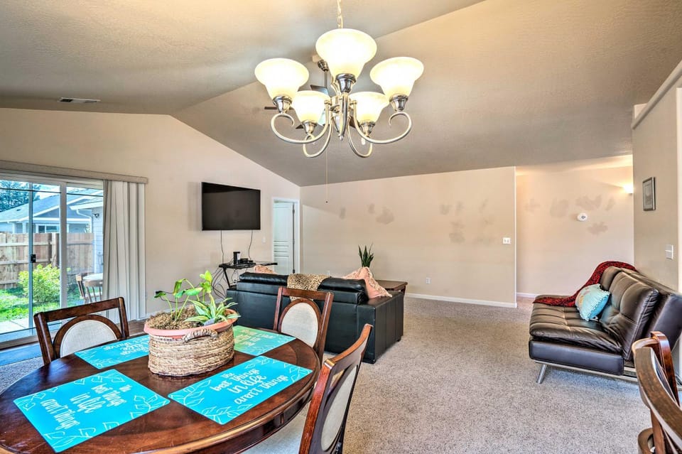 Grants Pass Home 1 Mi to Downtown and Rogue River! House in Grants Pass