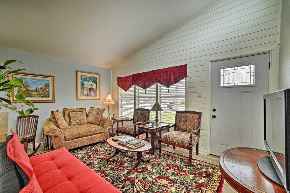 Coastal Escape w/ Yard, Walk 1 Mile to Texas A & M House in Nueces County