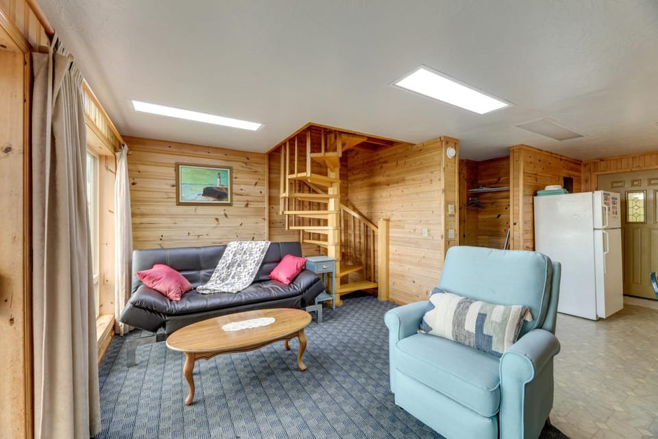 Sanderling Sea Cottages, Unit 3 w/ Private Balcony House in Oregon