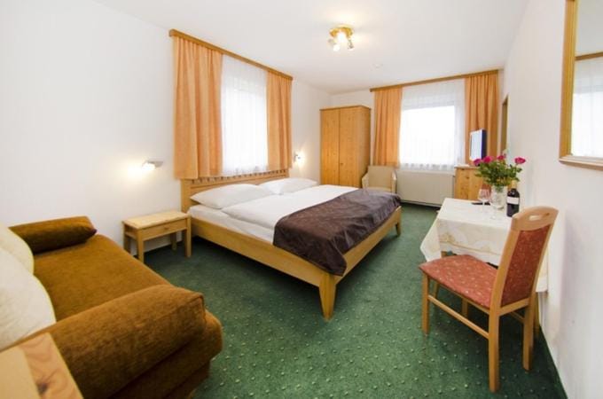 Pension Parzer Pressbaum bei Wien Bed and Breakfast in Austria