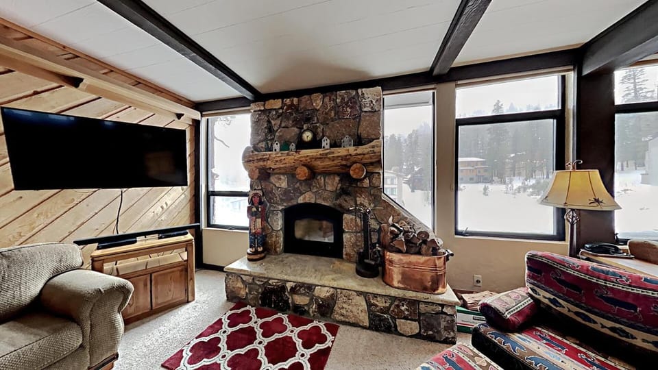 Comfy 2-Bedroom Home with Pool Apartment in Mammoth Lakes