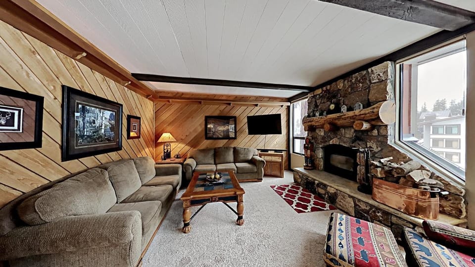 Comfy 2-Bedroom Home with Pool Apartment in Mammoth Lakes