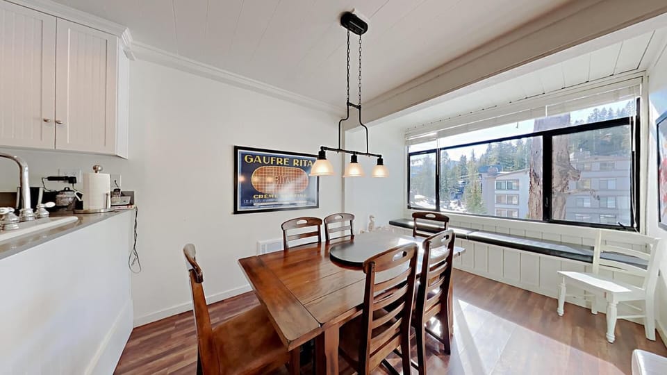 Spacious 2 Bedroom Home with Pool Apartment in Mammoth Lakes