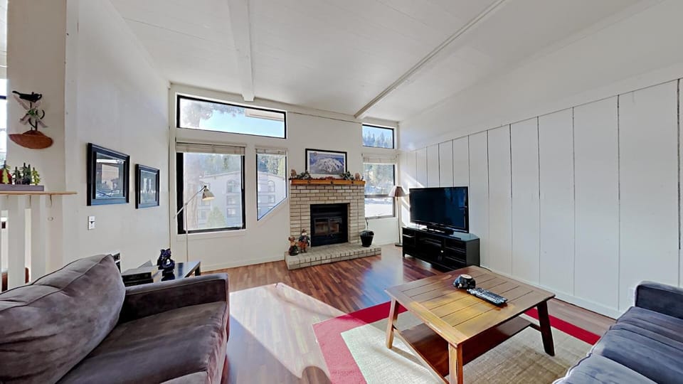Spacious 2 Bedroom Home with Pool Apartment in Mammoth Lakes