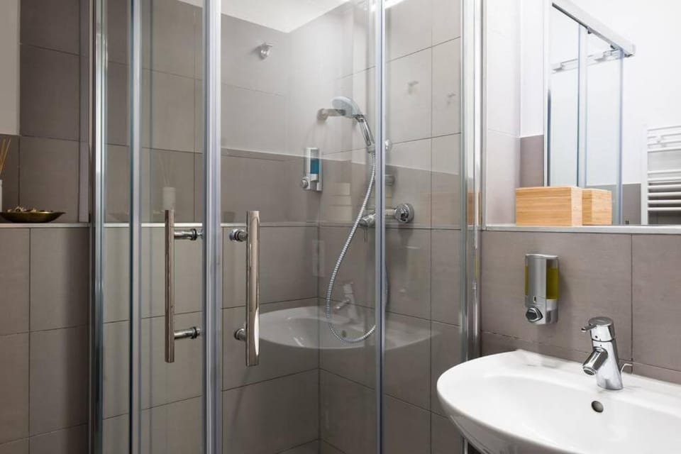SC 05 by ROCKCHAIR Apartments l SUPERHOST Status l 2 Bedrooms Boxspringbeds Balcony Elevator - Cozy Family & Business Flair welcomes you! Apartment in Berlin