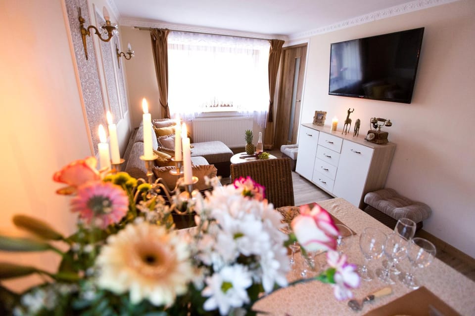 Communal lounge/ TV room, TV and multimedia, Living room, Seating area, Dining area
