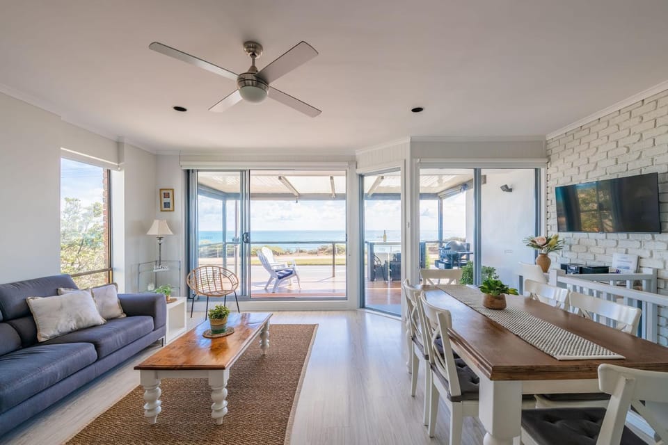 View (from property/room), Balcony/Terrace, Living room, Sea view