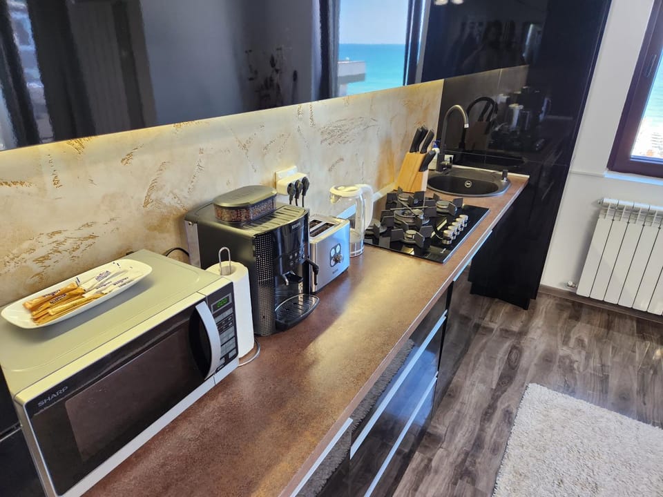 Kitchen or kitchenette, Food and drinks, Food, minibar