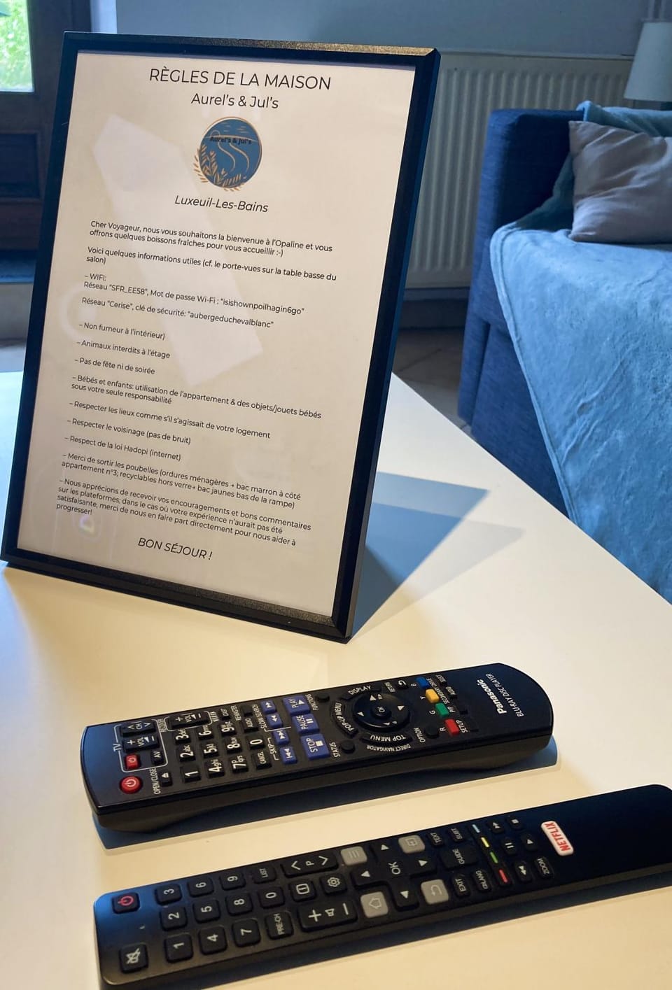 Living room, Decorative detail, Dining area, Logo/Certificate/Sign, Text overlay, Entertainment, Family