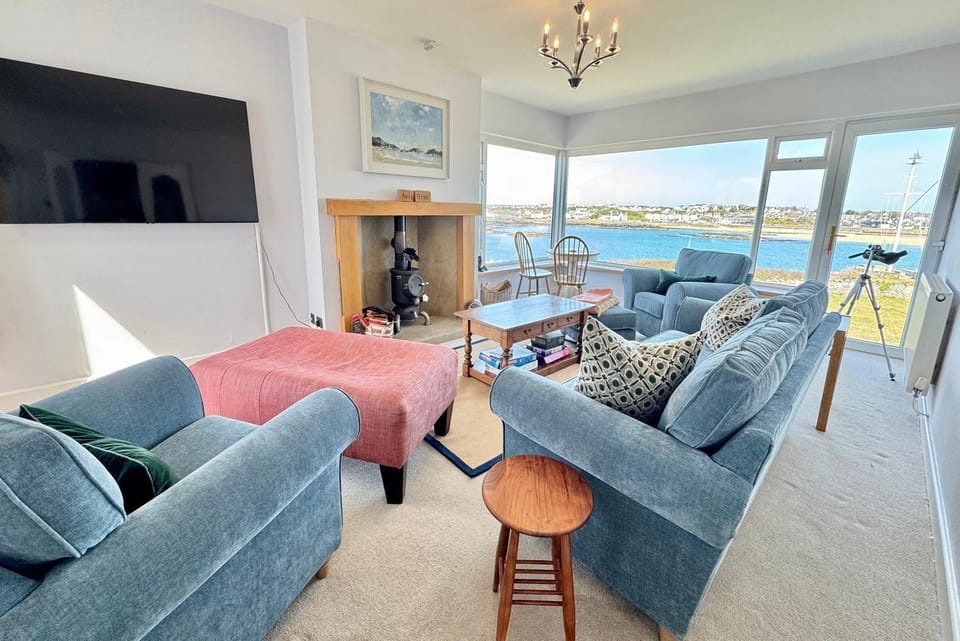 AEL-Y-BRYN-5 BED- DRAMATIC SEA VIEWS - Sleeps 12 House in Trearddur Bay
