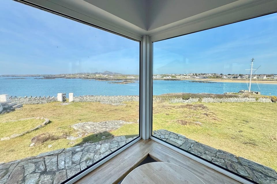 AEL-Y-BRYN-5 BED- DRAMATIC SEA VIEWS - Sleeps 12 House in Trearddur Bay