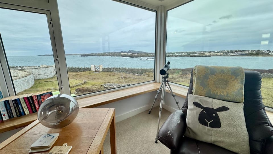 AEL-Y-BRYN-5 BED- DRAMATIC SEA VIEWS - Sleeps 12 House in Trearddur Bay