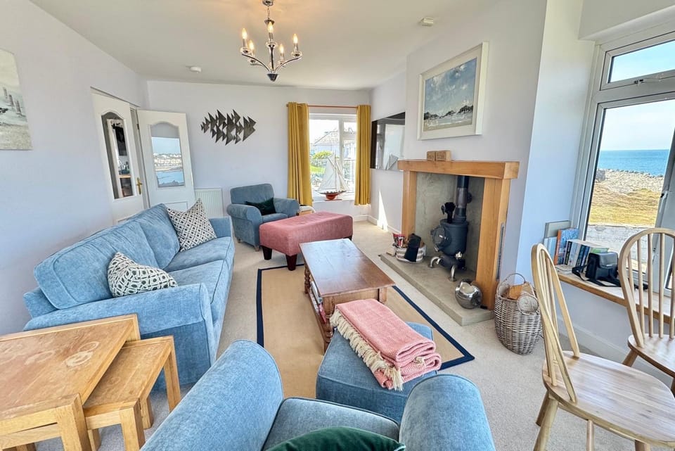 AEL-Y-BRYN-5 BED- DRAMATIC SEA VIEWS - Sleeps 12 House in Trearddur Bay