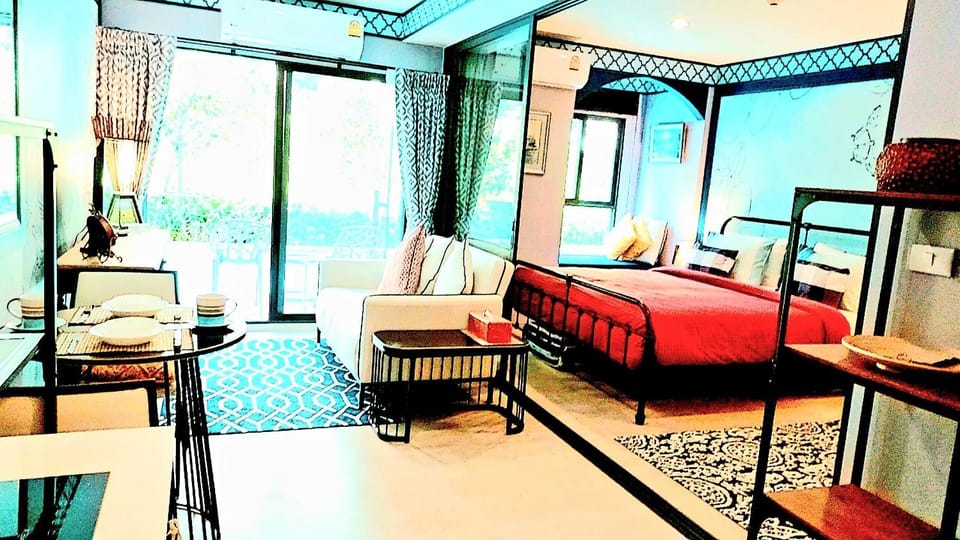 Bed, TV and multimedia, Living room, Photo of the whole room, Seating area, Bedroom