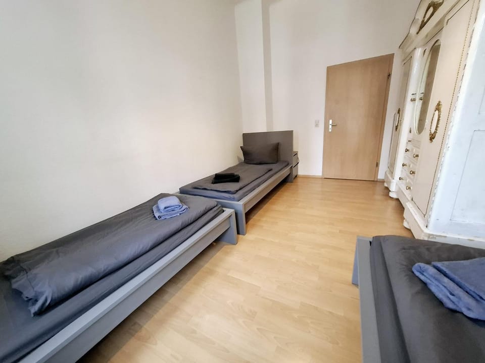 Altbauwohnung direkt an der Karli mit Balkon - Netflix inklusive Apartment in Leipzig