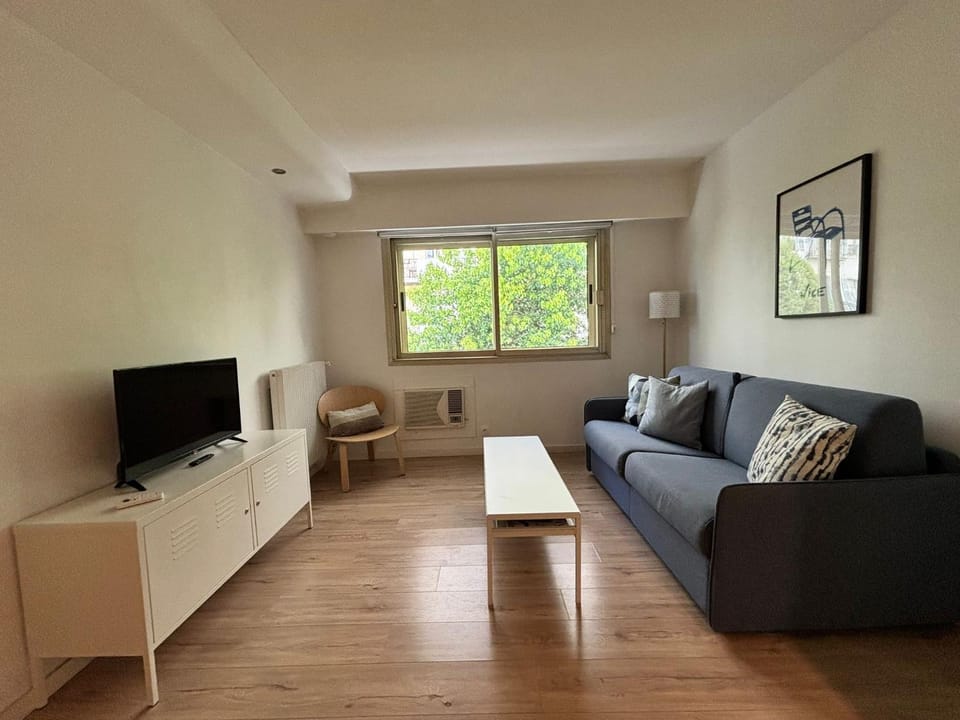 Communal lounge/ TV room, TV and multimedia, Living room, Seating area, Evening entertainment