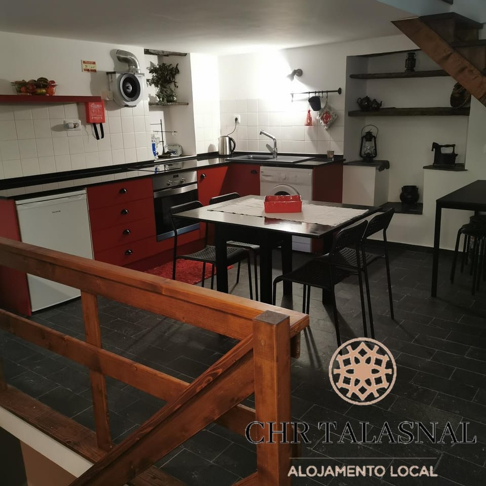 Kitchen or kitchenette, Dining area, Communal kitchen