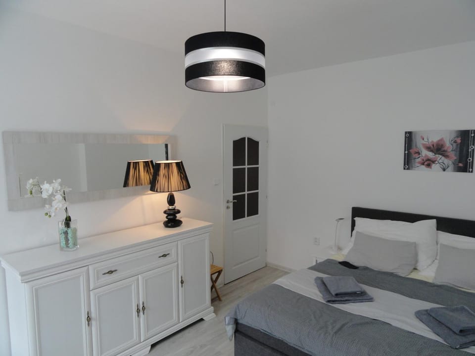 Photo of the whole room, Decorative detail