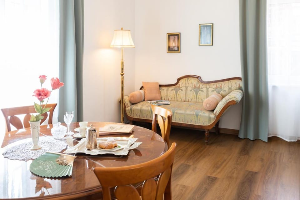 Living room, Photo of the whole room, Seating area, Dining area, kitchen