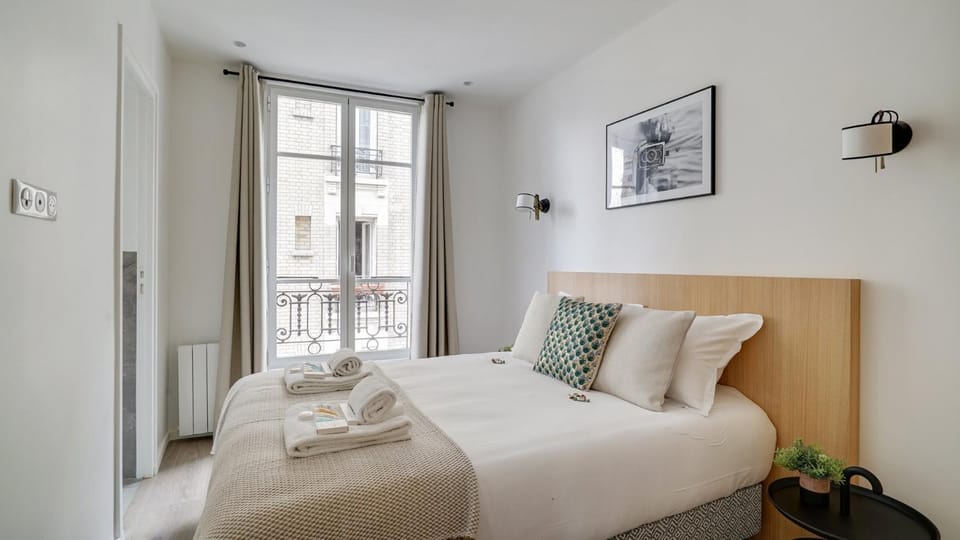 Bed, Bedroom, towels