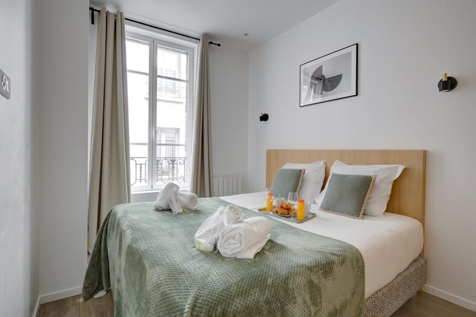 Bed, Bedroom, towels