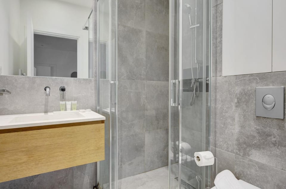 Shower, Toilet, Bathroom, towels