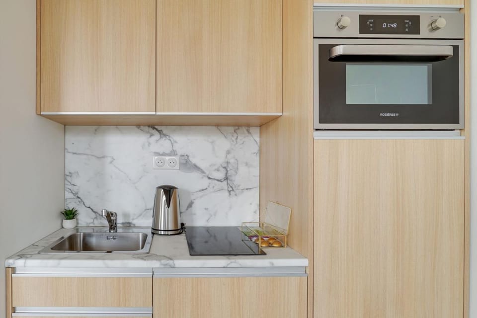 Coffee/tea facilities, Kitchen or kitchenette, stove