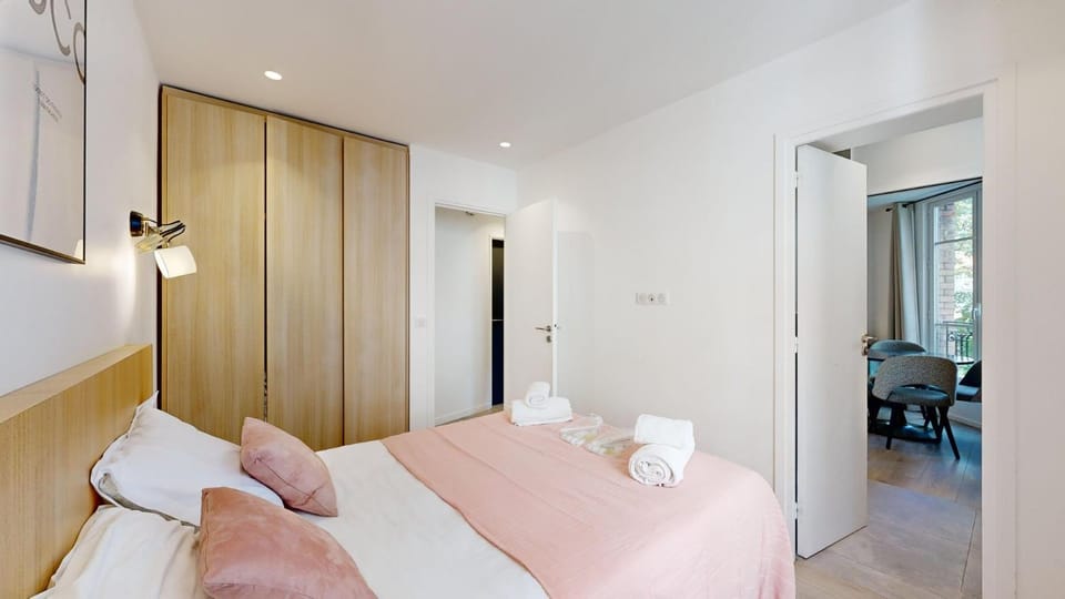 Bed, Bedroom, towels