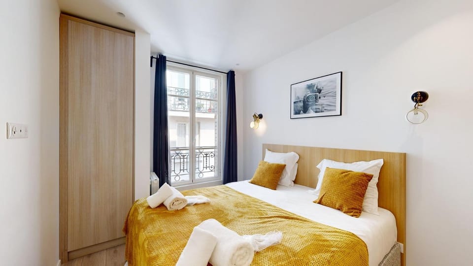 Bed, Bedroom, towels