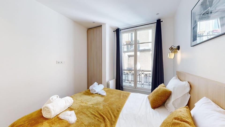 Bed, Bedroom, towels